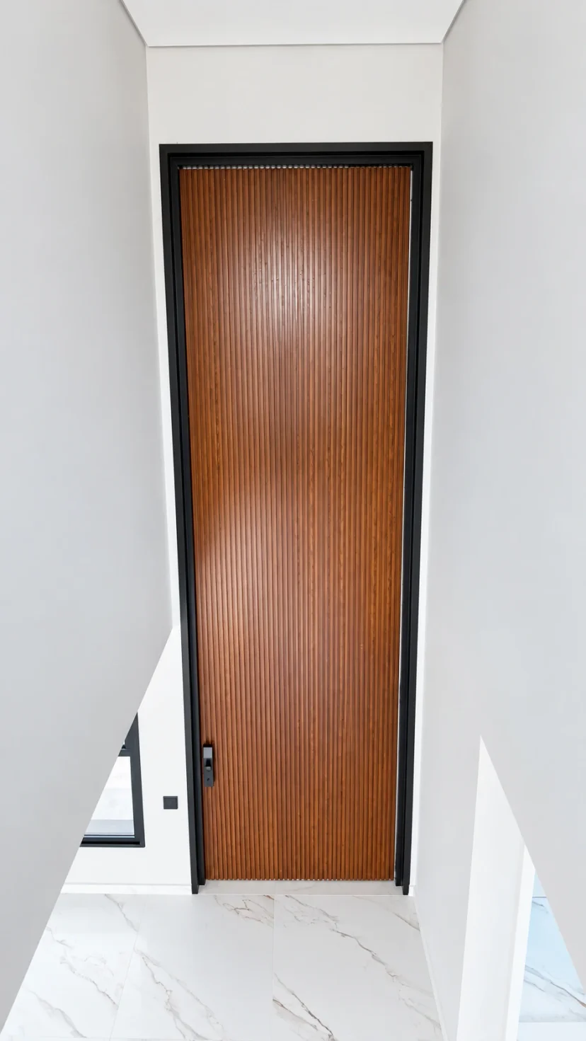 Hall com porta de entrada em madeira no Aruã Brisas, em Mogi das Cruzes — Ref. 0087