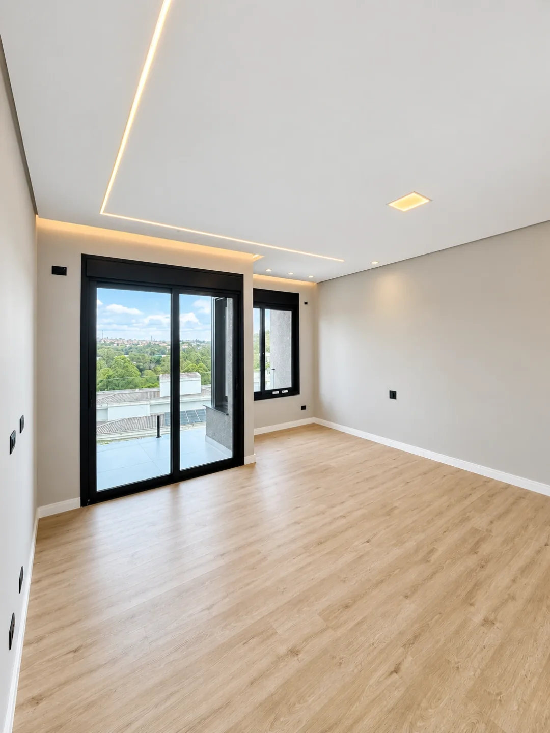 Ambiente interno com piso amadeirado no Aruã Brisas, em Mogi das Cruzes — Ref. 0087