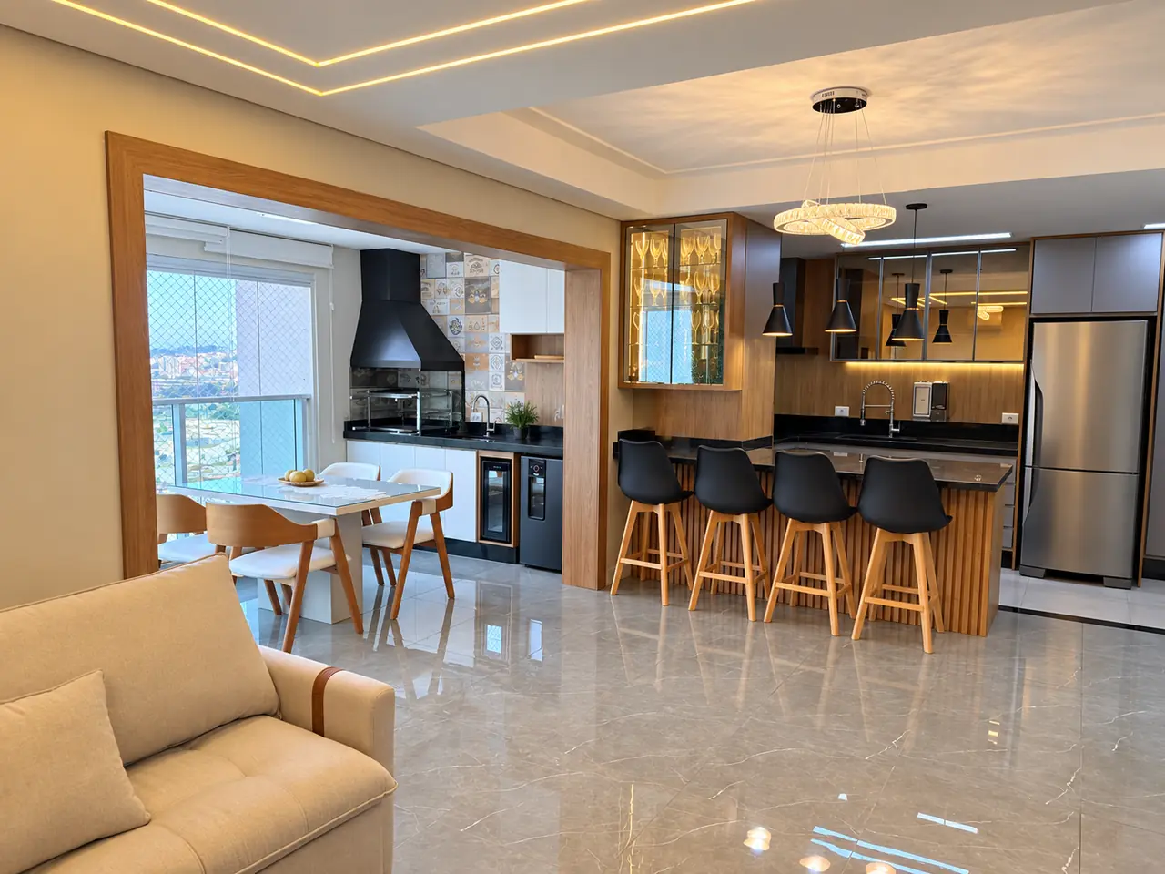Sala integrada à cozinha no apartamento do Helbor Passeo em Mogi das Cruzes