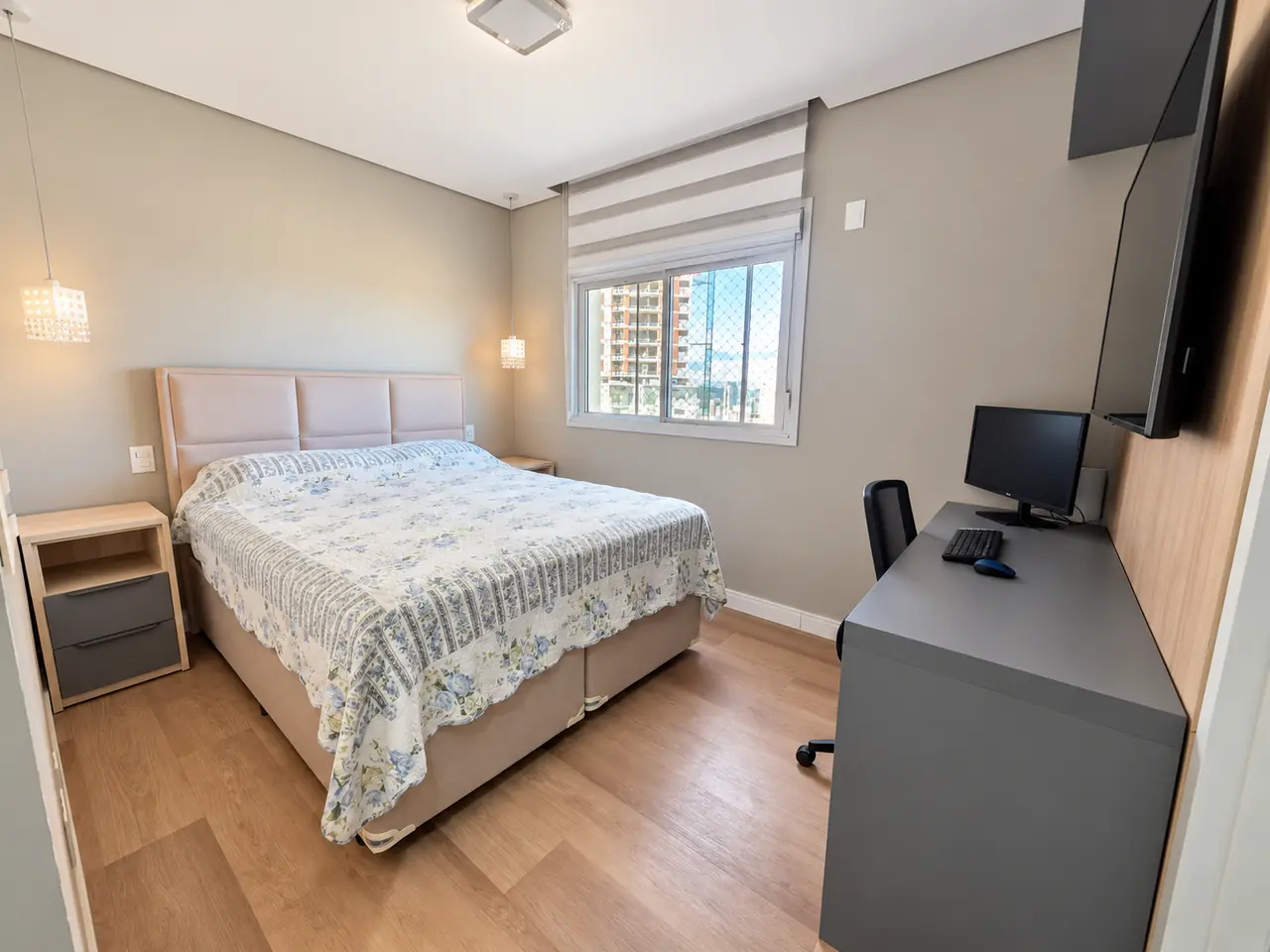 Dormitório com cama de casal no apartamento do Helbor Passeo