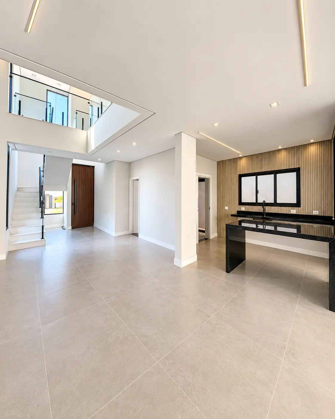 Sala com pé-direito alto integrada à cozinha no Mosaico Essence — Ref. 0073