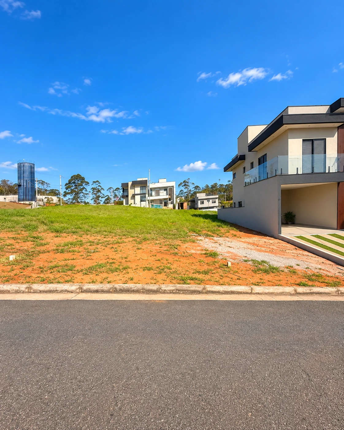 Lote de 182 m² no Paradise Gardens com residência vizinha à direita — Ref. 0075
