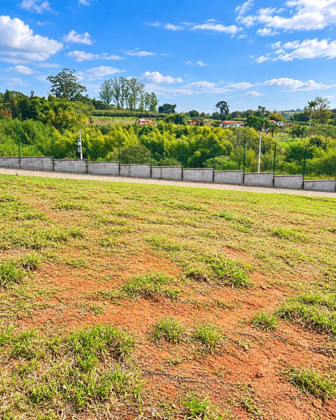 Terreno de 176 m² no Paradise Gardens com vegetação ao fundo em Mogi das Cruzes — Ref. 0078