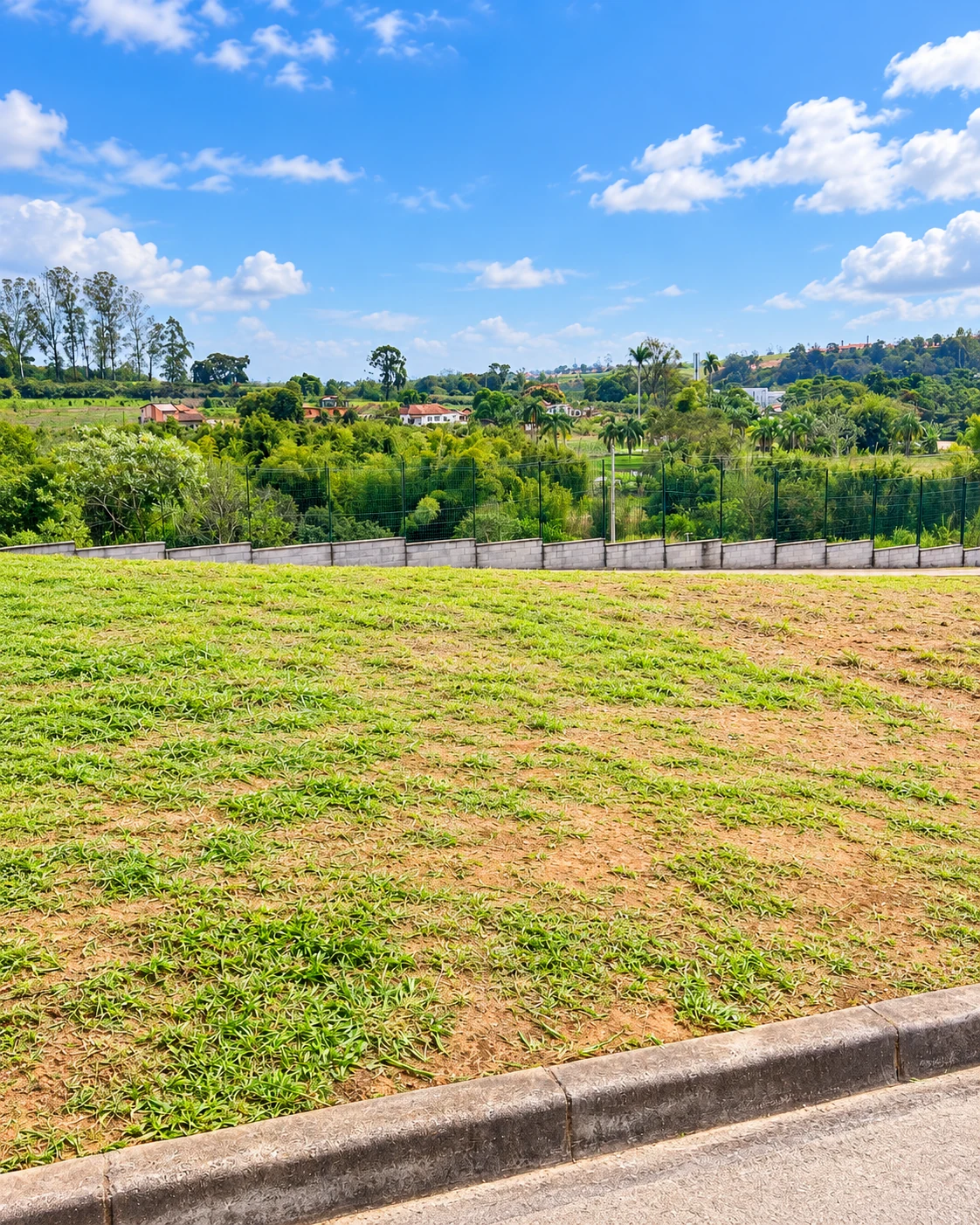 Lote no Paradise Gardens visto junto à guia da rua em Mogi das Cruzes — Ref. 0078
