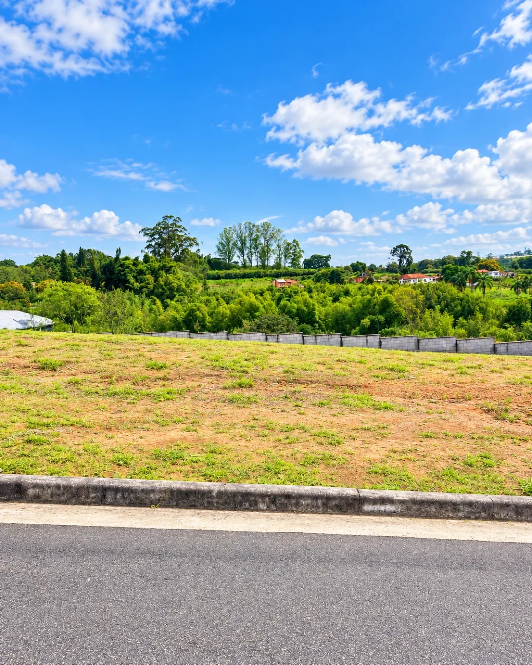 Vista frontal do lote e da rua no Paradise Gardens em Mogi das Cruzes — Ref. 0078