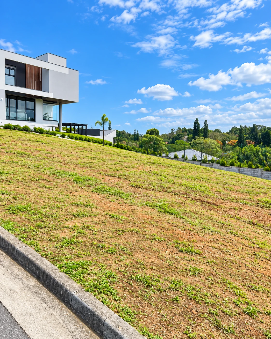 Terreno no Paradise Gardens com residência vizinha ao lado em Mogi das Cruzes — Ref. 0078