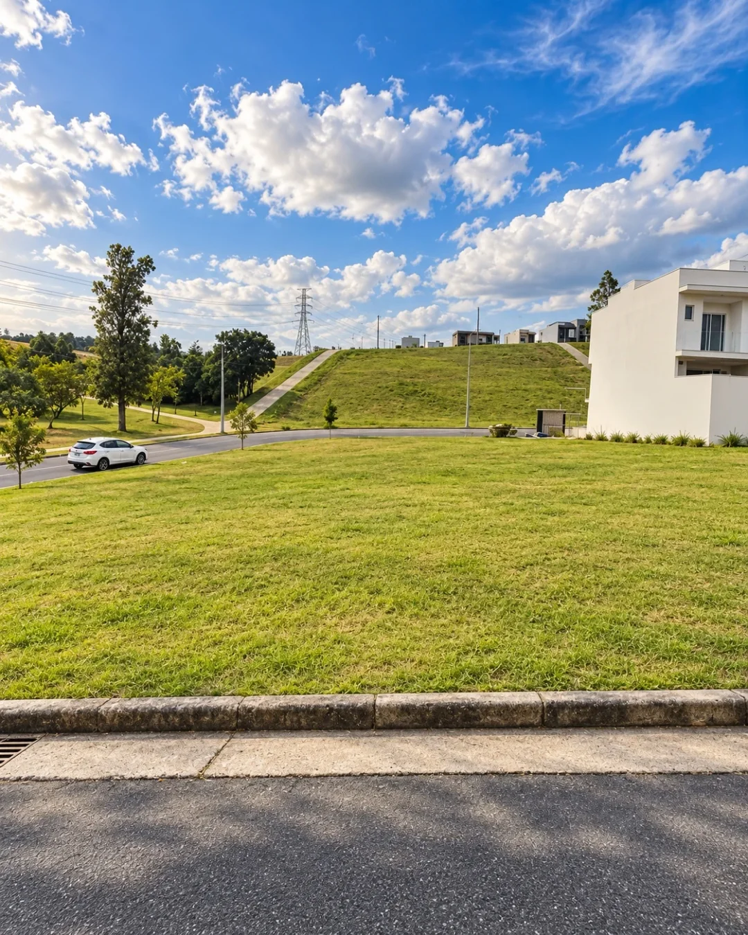 Vista do lote em declive no Paradise Gardens, em Mogi das Cruzes — Ref. 0083