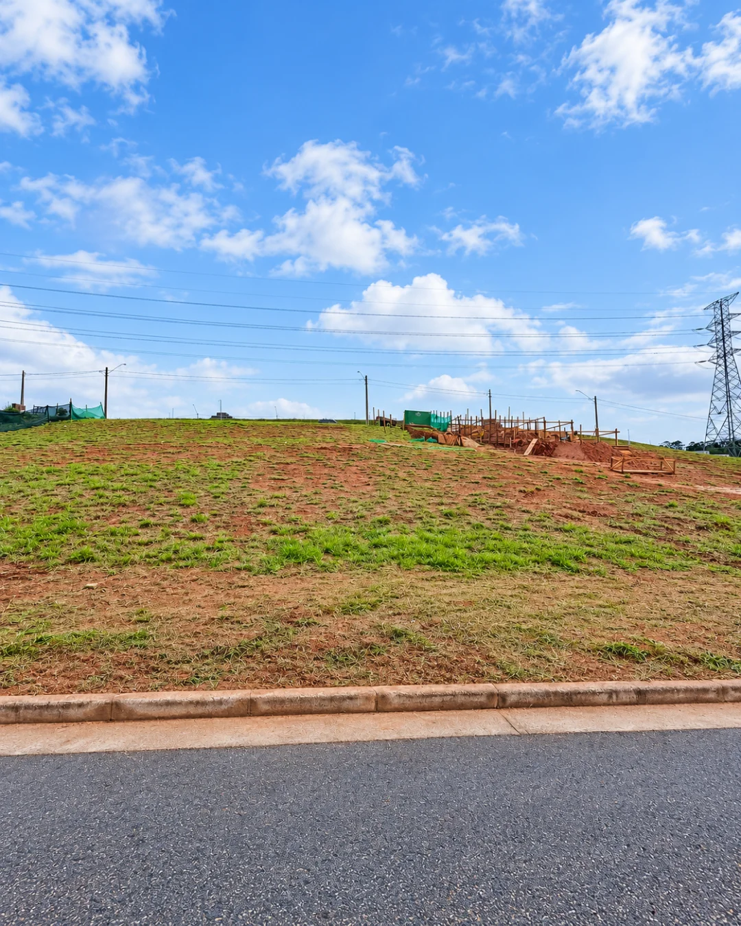 Lote de 176 m² com leve aclive no Paradise Gardens, Mogi das Cruzes — foto 2, Ref. 0096