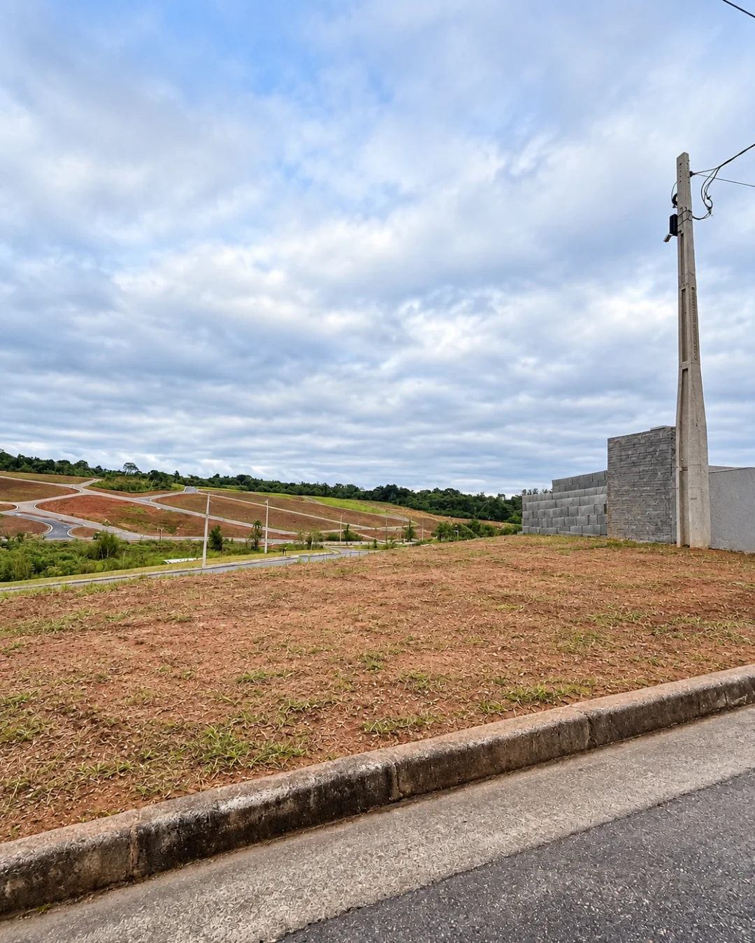 Lote de 176 m² em declive no Paradise Gardens, Mogi das Cruzes — foto 1, Ref. 0097