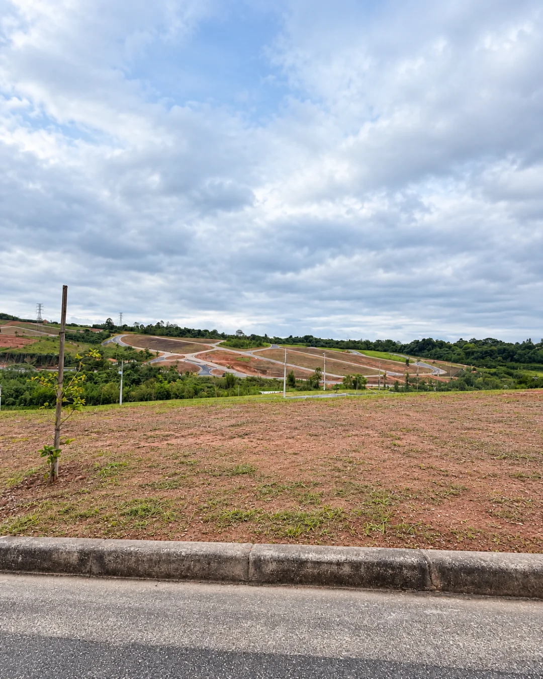 Lote de 176 m² em declive no Paradise Gardens, Mogi das Cruzes — foto 2, Ref. 0097