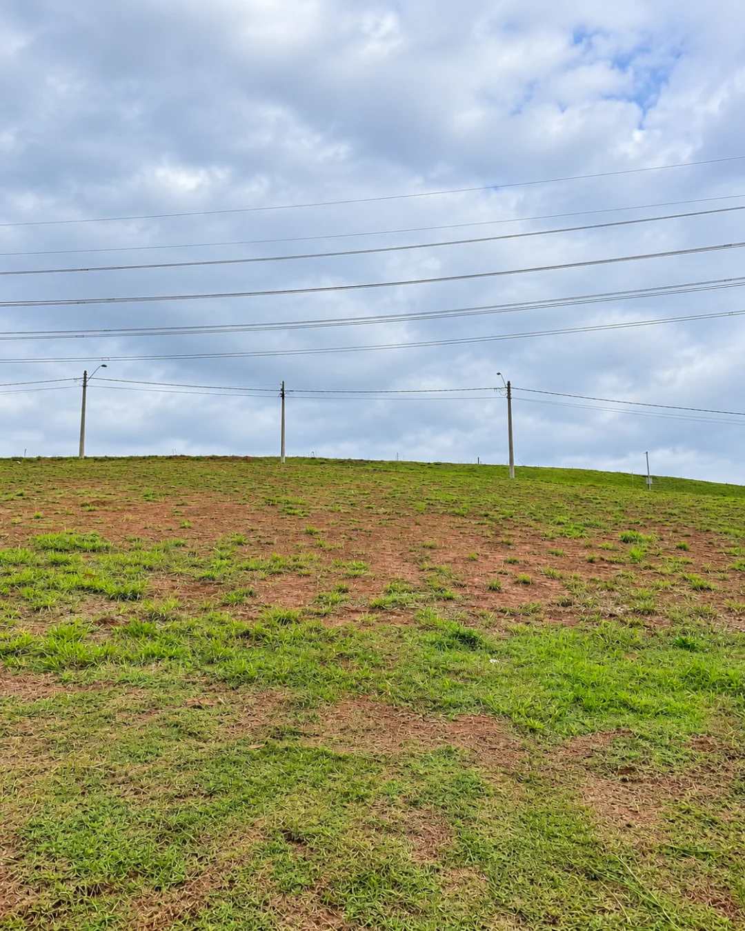 Lote de 176 m² em declive no Paradise Gardens, Mogi das Cruzes — foto 3, Ref. 0097