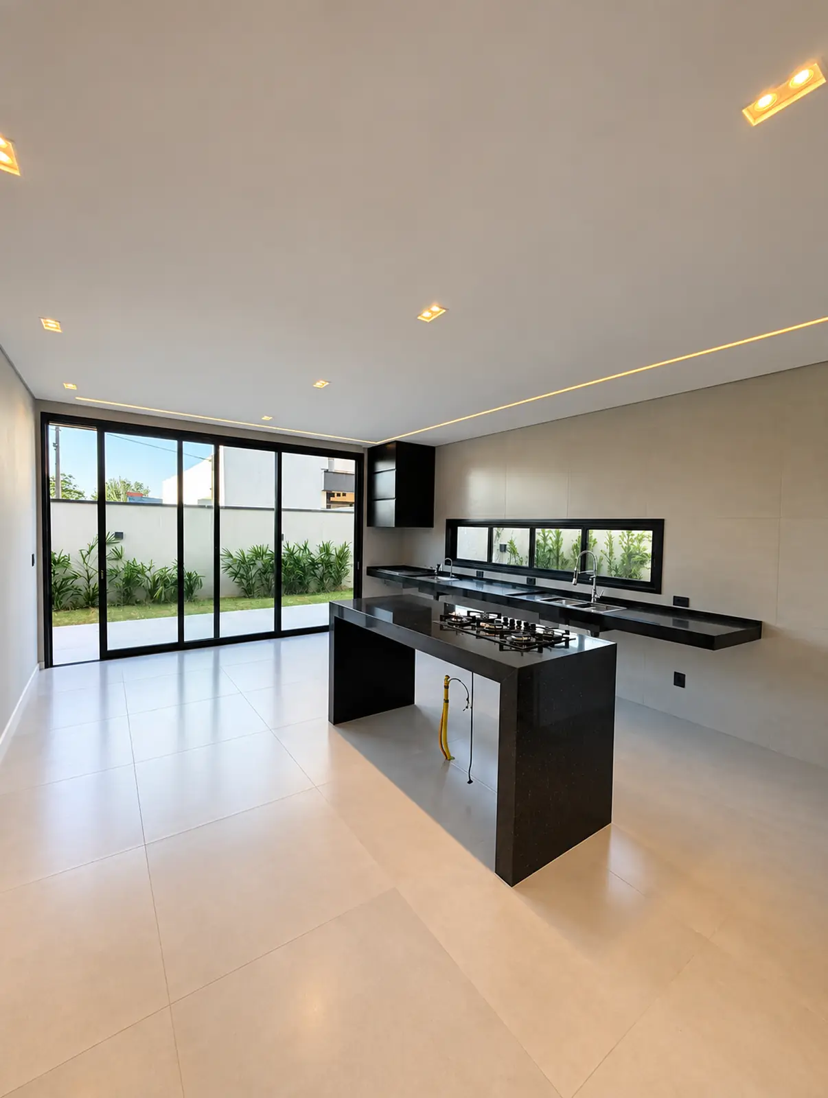 Cozinha vista em direção à porta de vidro e ao quintal