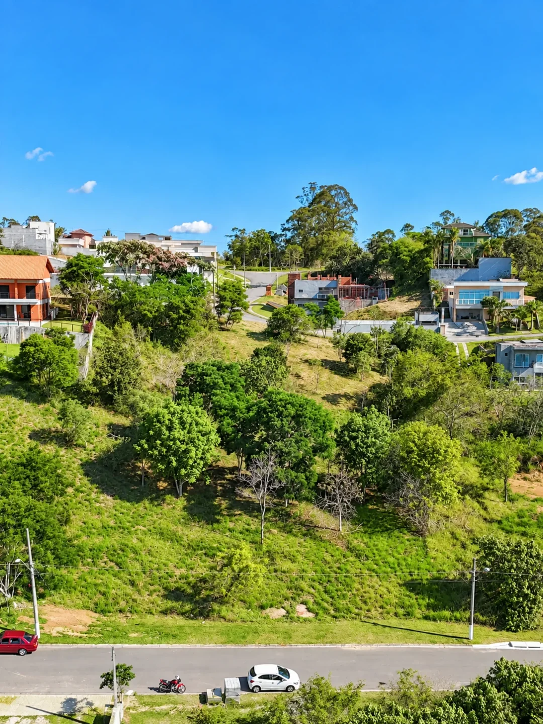 Imagem do lote: vista aérea da área do terreno e do entorno, no Reserva Ibirapitanga, em Santa Isabel — Ref. 0094