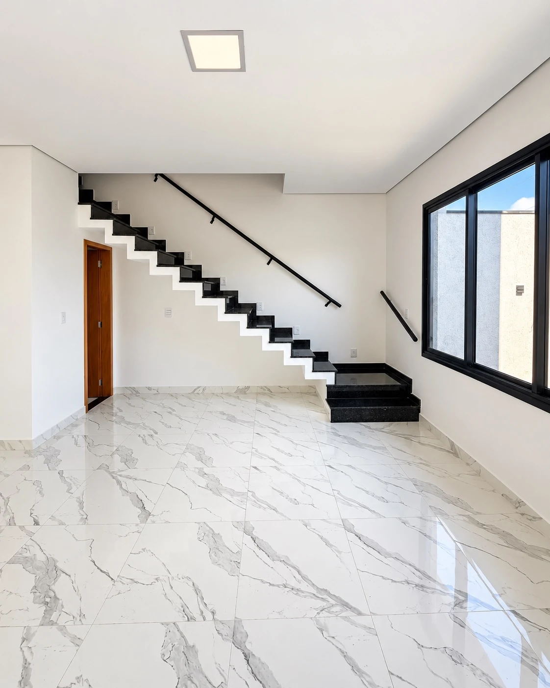 Sala e escada de acesso ao pavimento superior na Vila Suissa — Ref. 0077