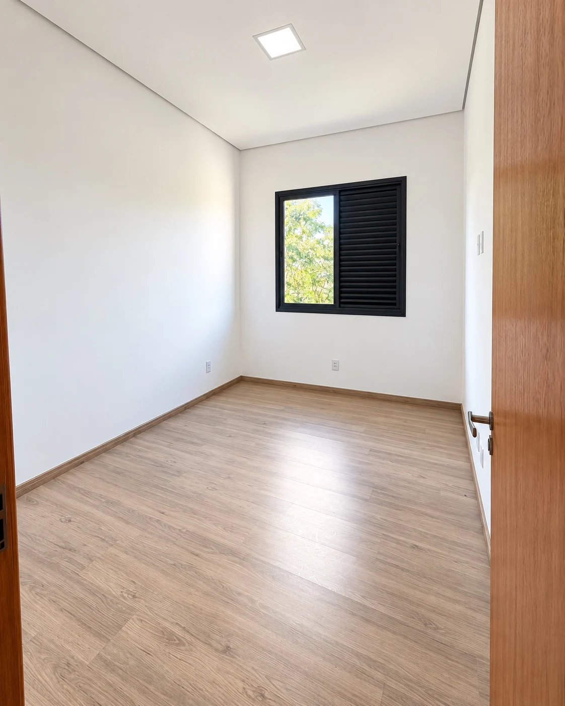 Quarto com janela na casa à venda na Vila Suissa — Ref. 0077