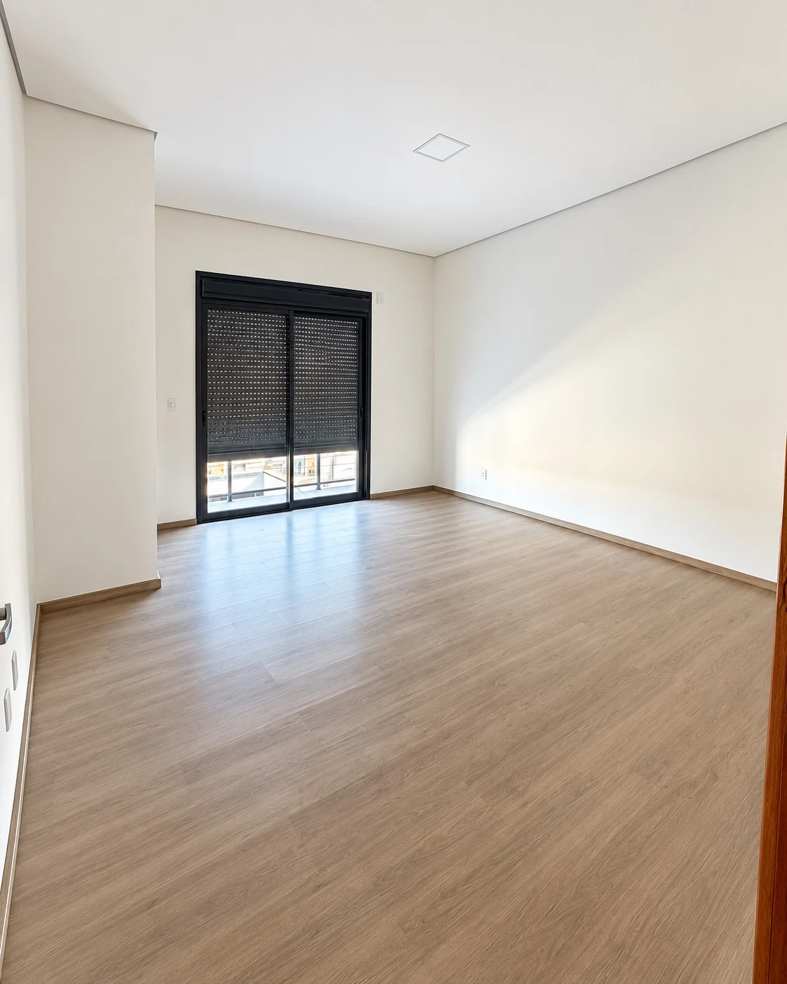 Quarto com porta de vidro na casa à venda na Vila Suissa — Ref. 0077