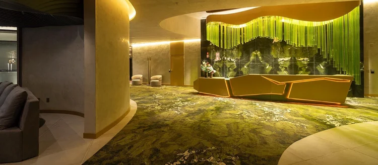 Balcão e iluminação do lobby residencial