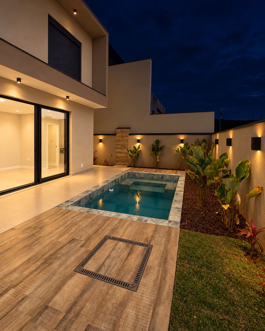 Piscina privativa e jardim junto à área social da casa no Mosaico Horizontes — Mogi das Cruzes, Ref. 0111.