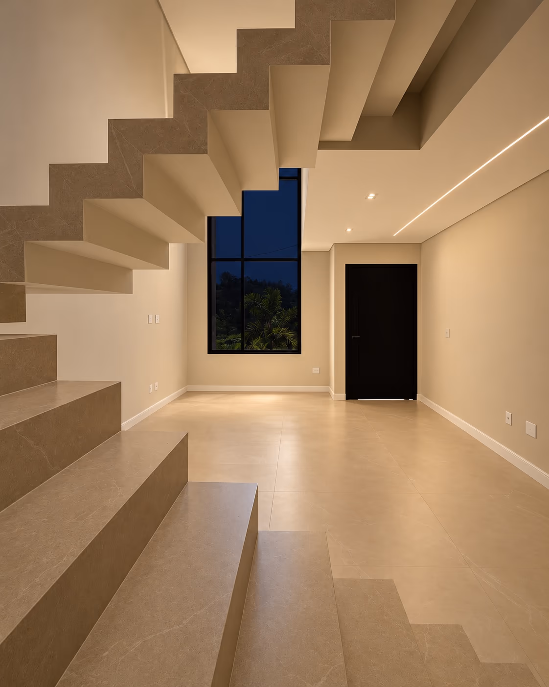 Hall com escada e janela vertical da casa no Mosaico Horizontes — Mogi das Cruzes, Ref. 0111.