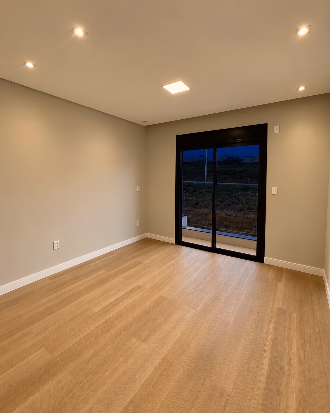 Quarto com piso de aspecto amadeirado e porta de vidro no Mosaico Horizontes — Mogi das Cruzes, Ref. 0111.