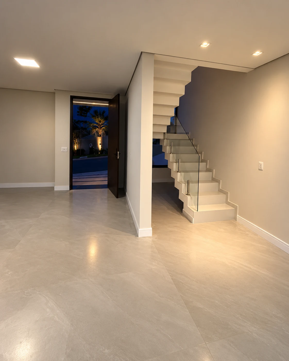Sala com acesso à entrada e à escada — iluminação noturna editada