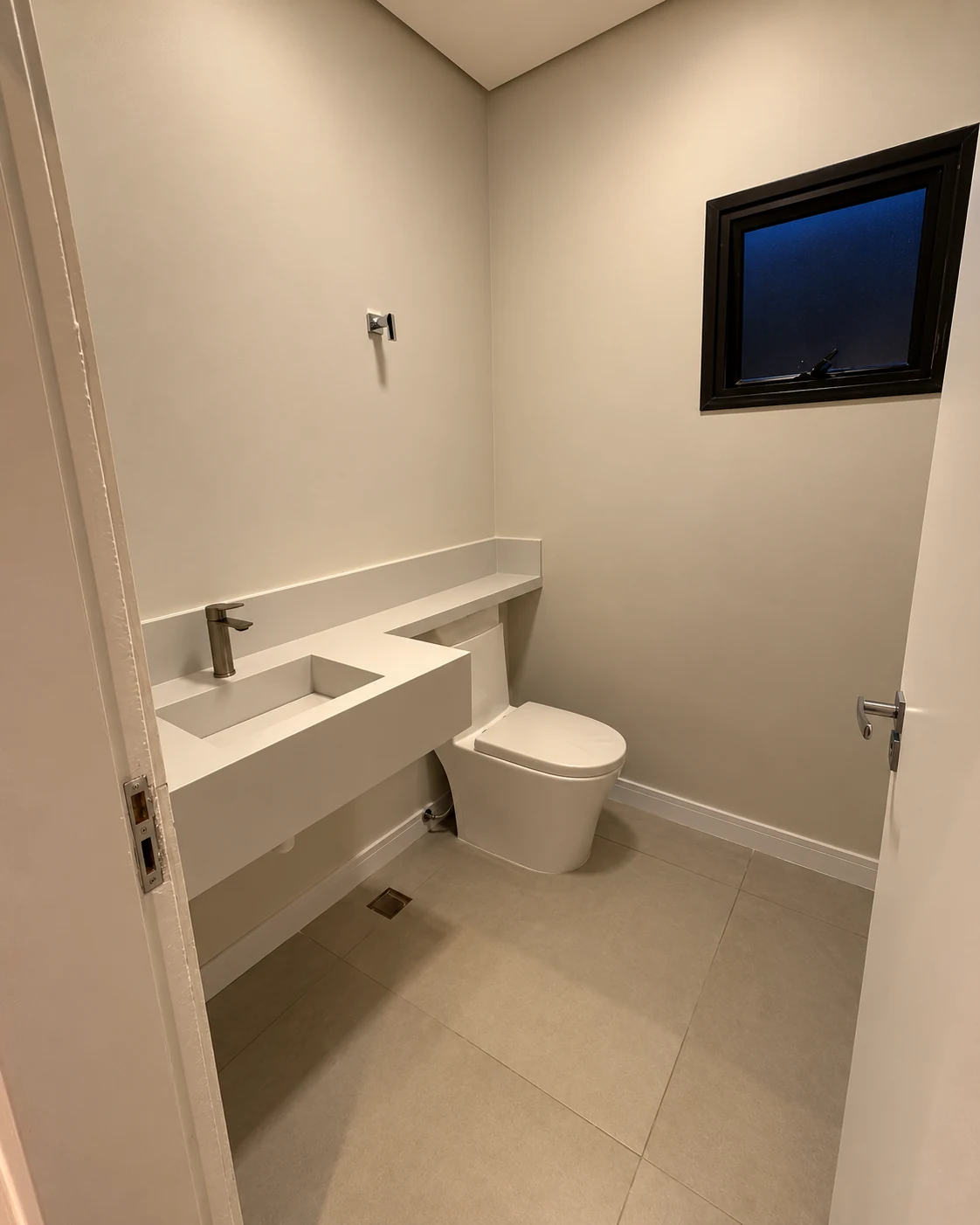 Lavabo com bancada, cuba e janela — iluminação noturna editada
