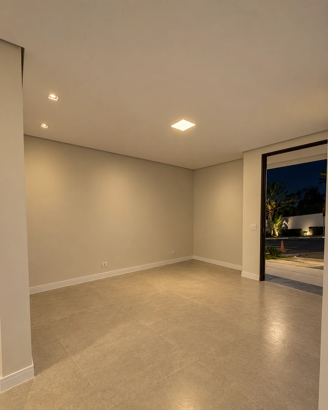 Sala vista para a porta de entrada — iluminação noturna editada