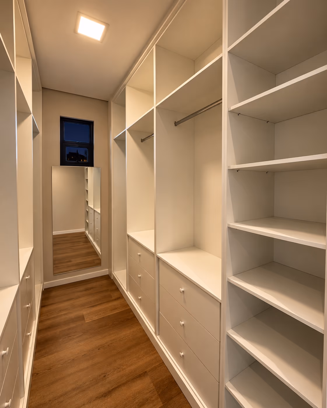 Closet com prateleiras, gavetas e espaço para roupas